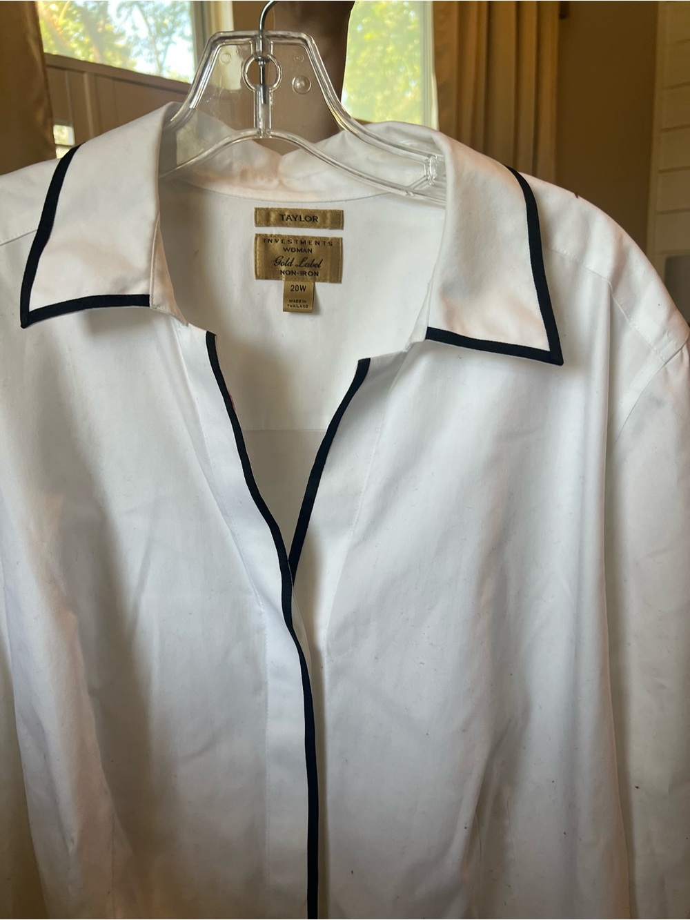 20W Taylor Investments Woman Gold Label Non-Iron Blouse. Classic Button Up